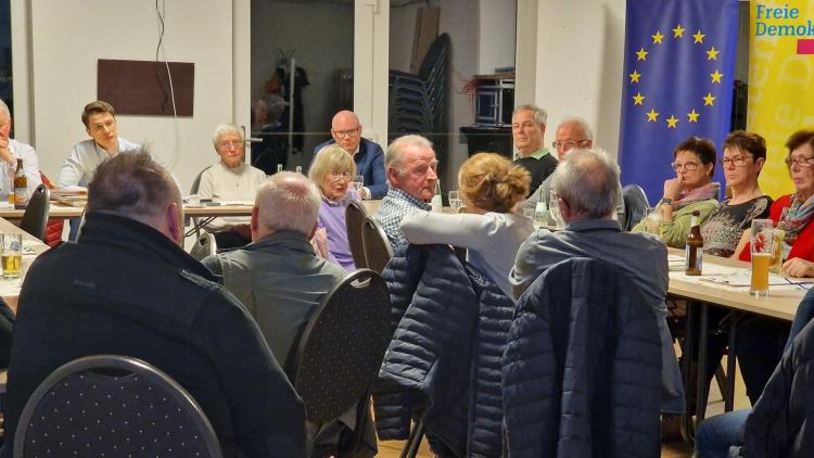 Die FDP Rengsdorf-Waldbreitbach diskutierte mit Bürgerinnen und Bürgern über die Aufrechterhaltung der medizinischen Versorgung.